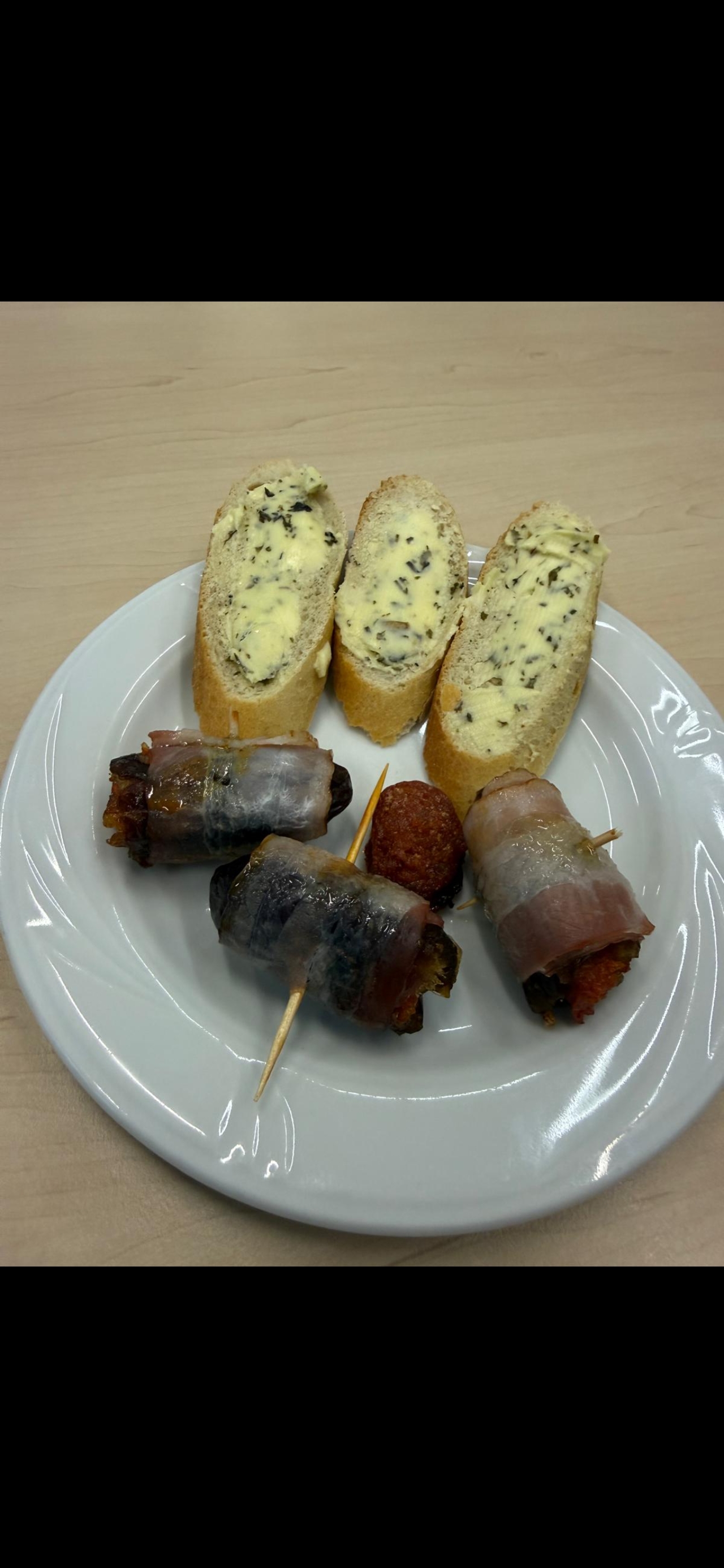 Gegrillte Datteln im Speckmantel mit Chorizo-Füllung
