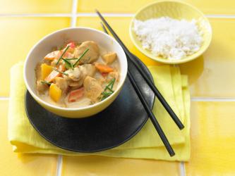 Cremiges Curry-Hühnchen mit Gemüse.