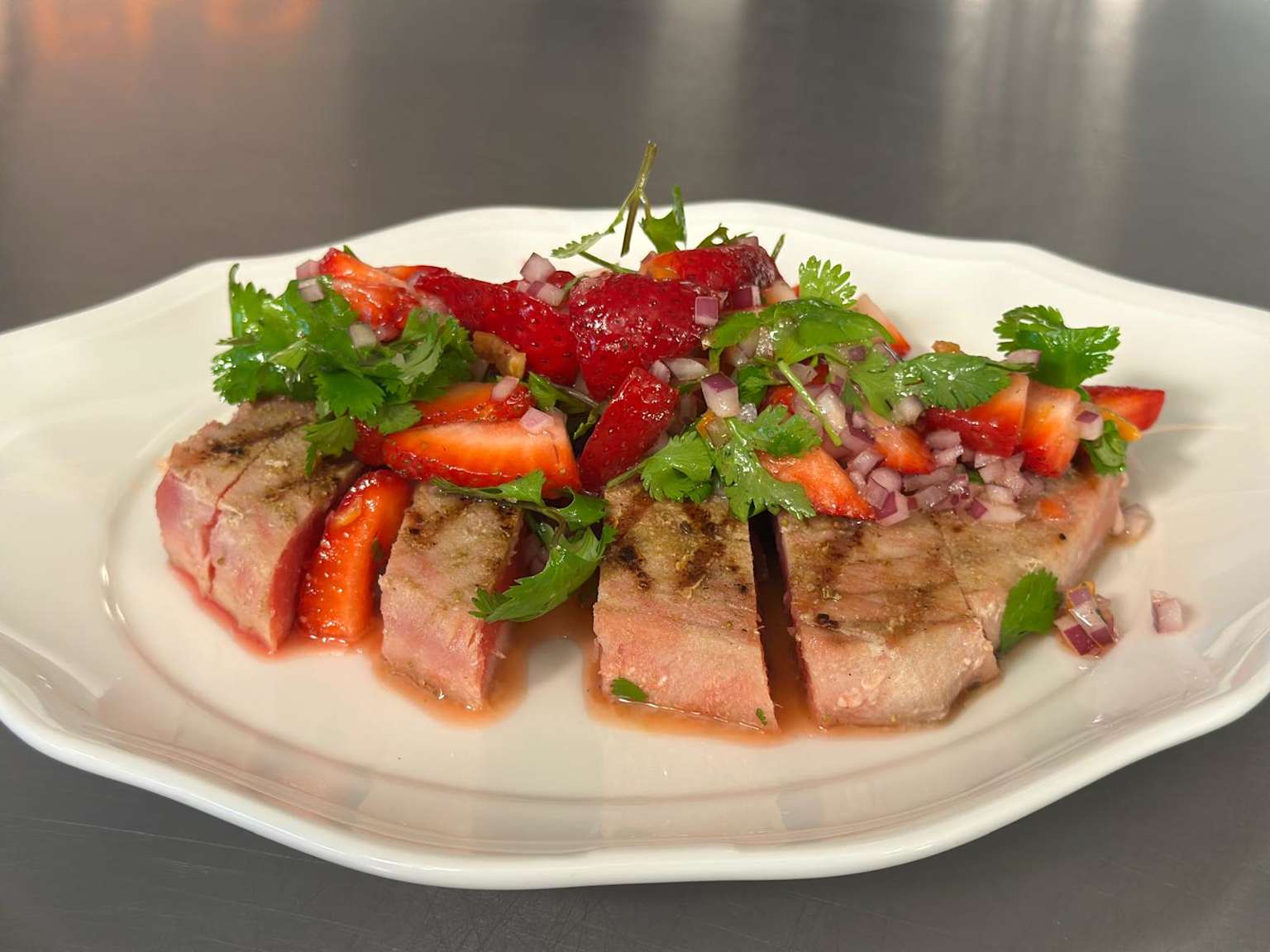 Thunfischsteak mit Erdbeeren.